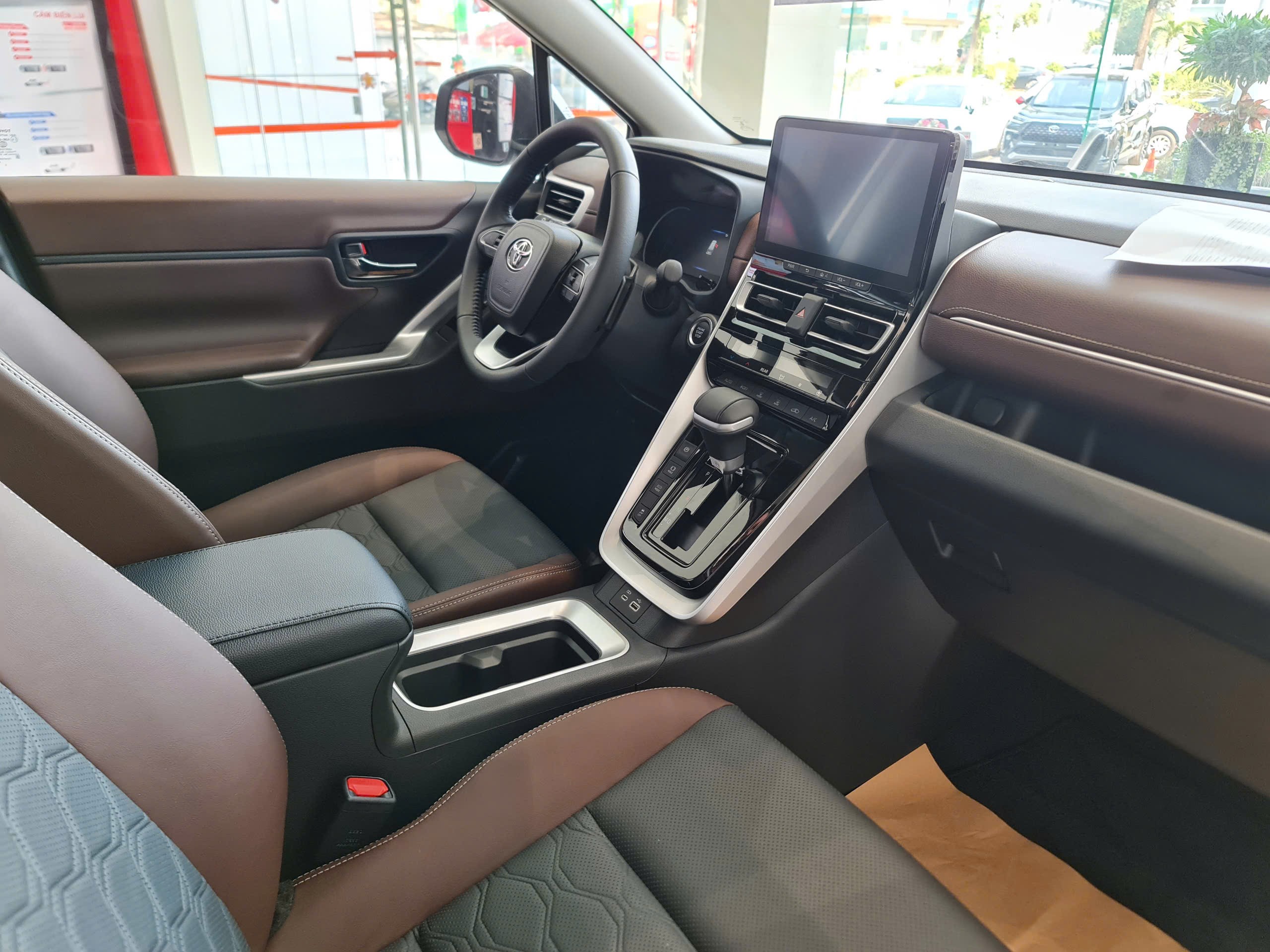 Nội thất Innova Cross 2025