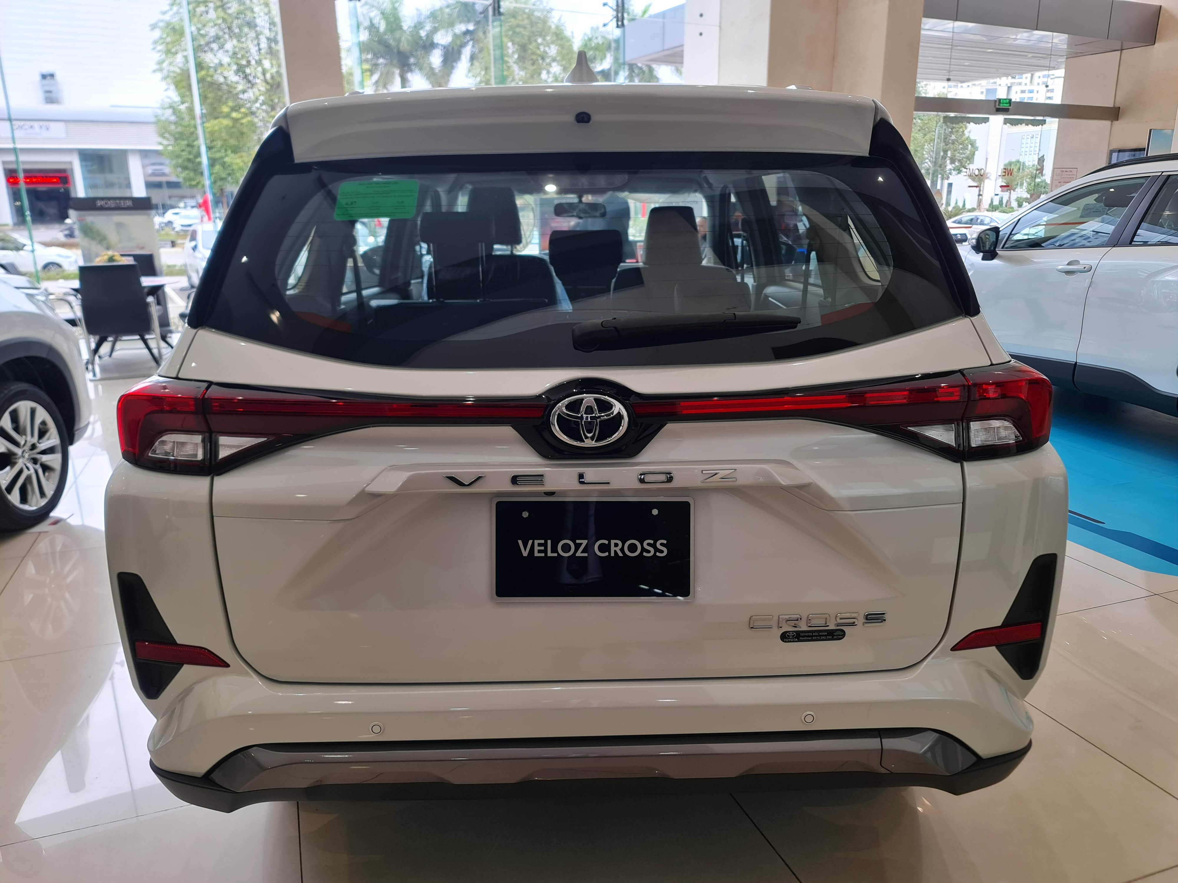 Cốp xe Toyota Veloz 2025 màu trắng