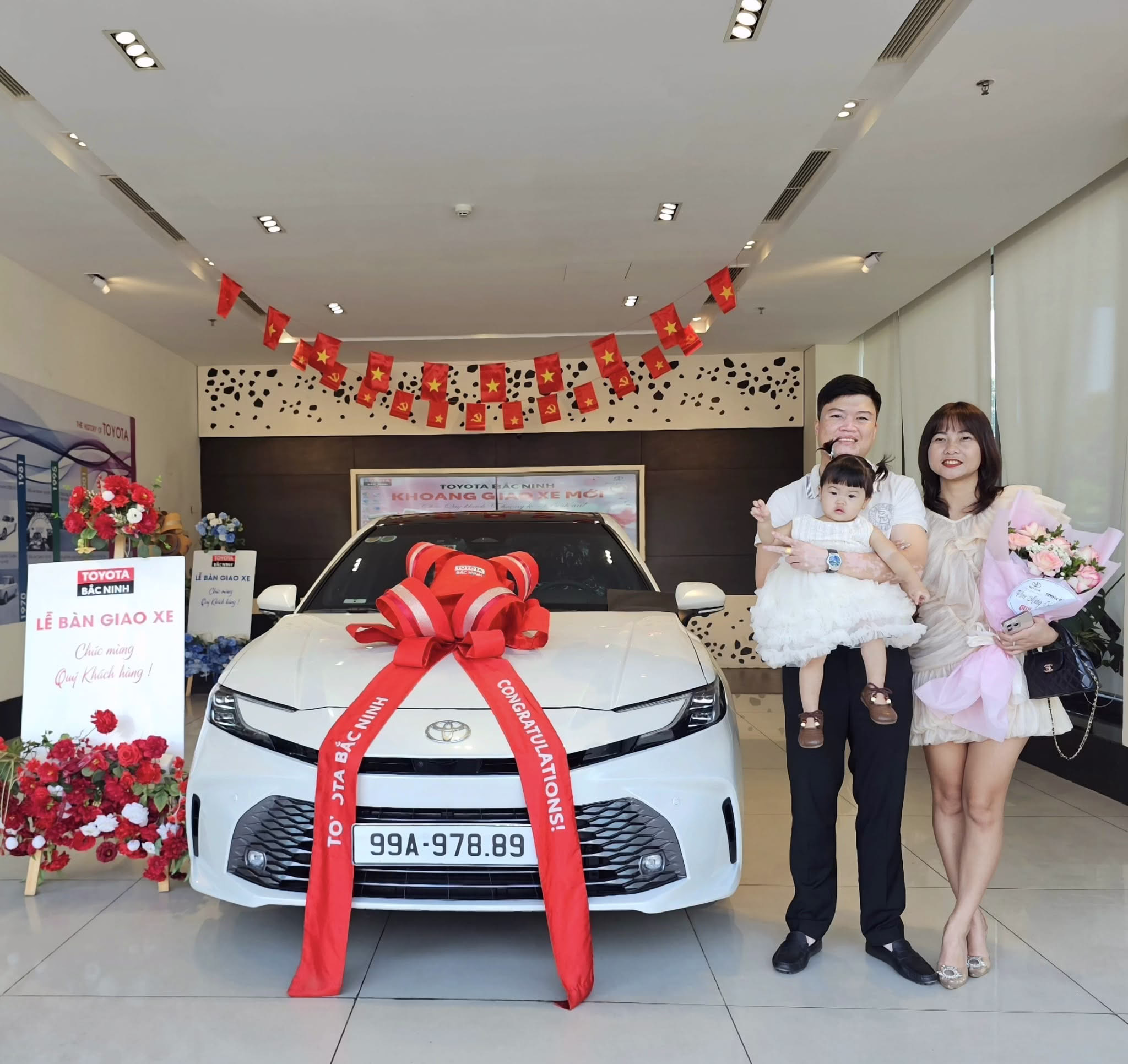 Nhận xe Toyota Camry Hybrid tại Bắc Ninh