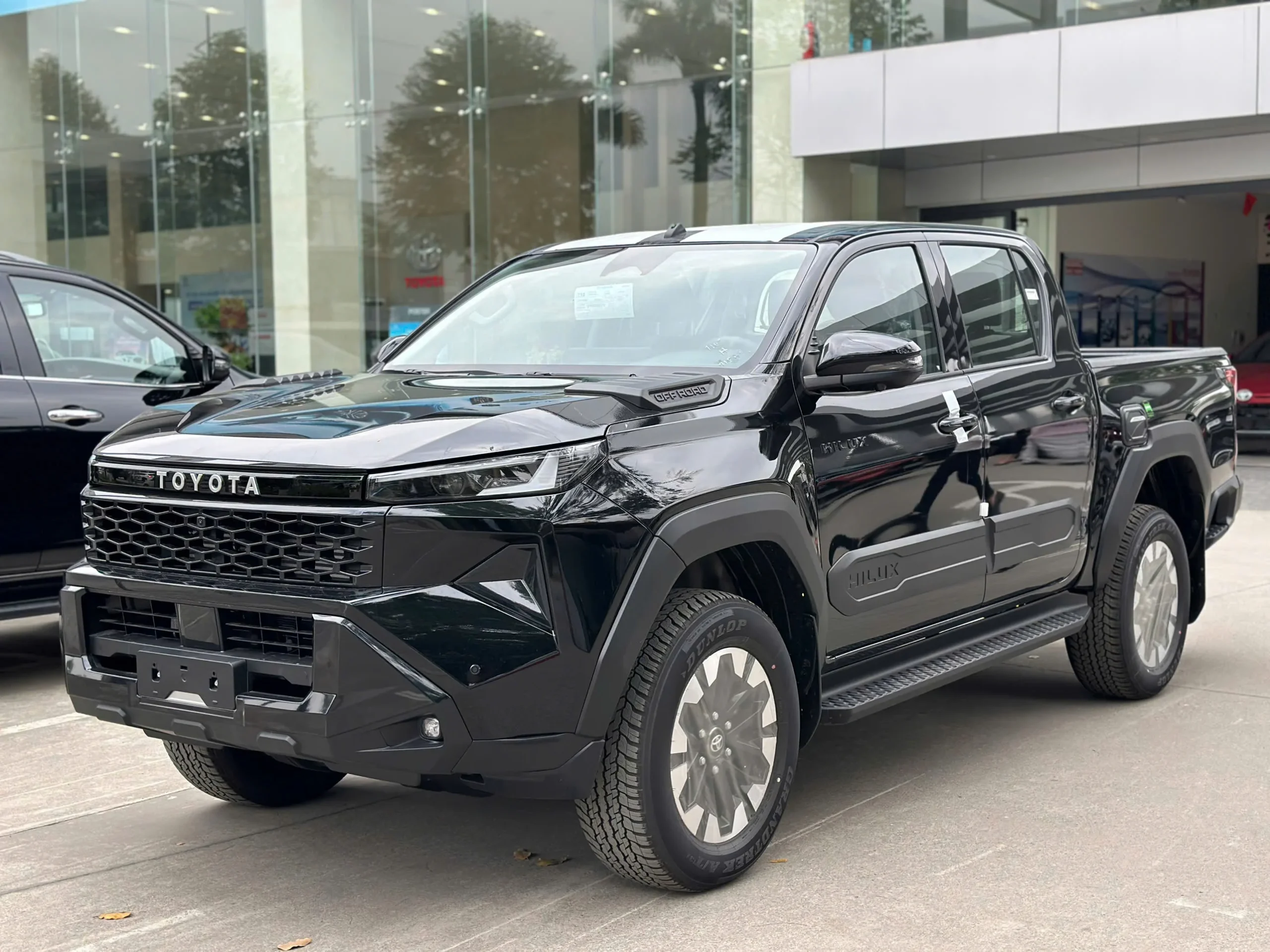 Toyota Hilux 2 cầu màu đen tại Bắc Ninh