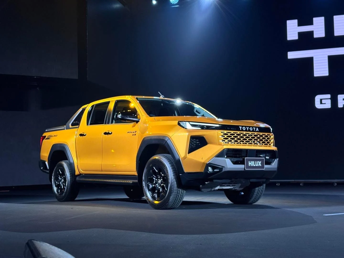 Toyota Hilux 2 cau tai Bac Ninh Toyota Hilux